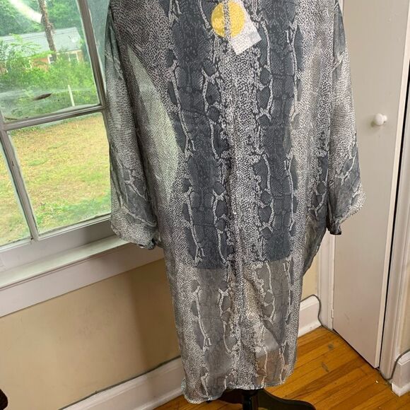 Snakeskin sheer cover / overblouse / tunic grey and white size 0/S NWT - Picture 7 of 7